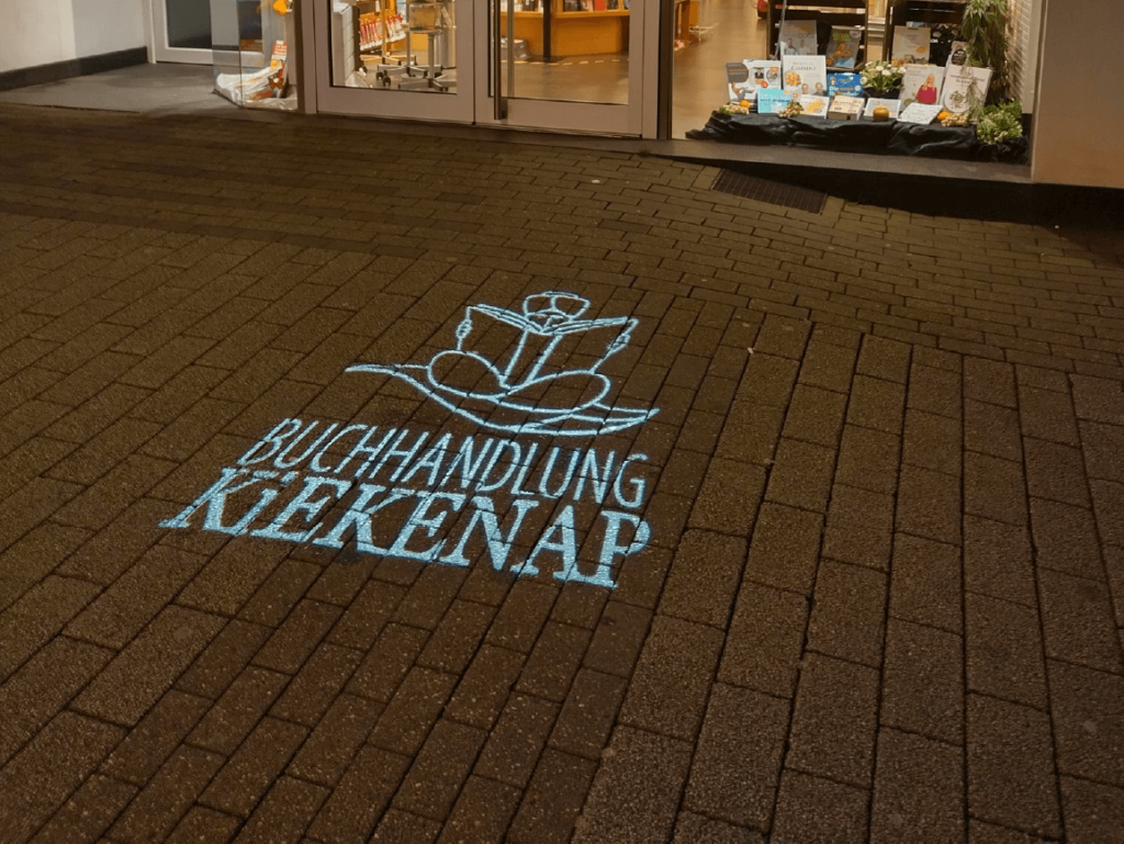 Straßenwerbung auf dem Asphalt mit einem Gobo-Projektor GoboPro.de